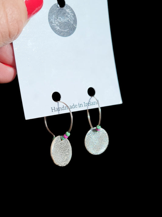 Beige and crackle silver dangle hoop earrings - Dúil