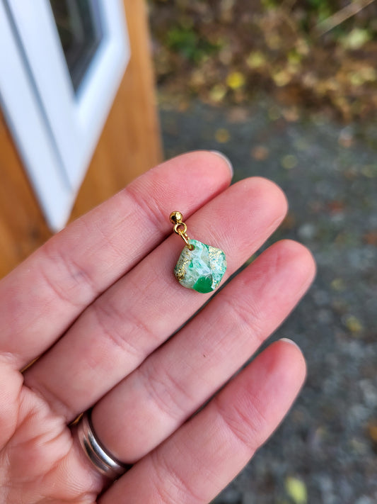 Green & gold dainty dangle earrings - Dúil