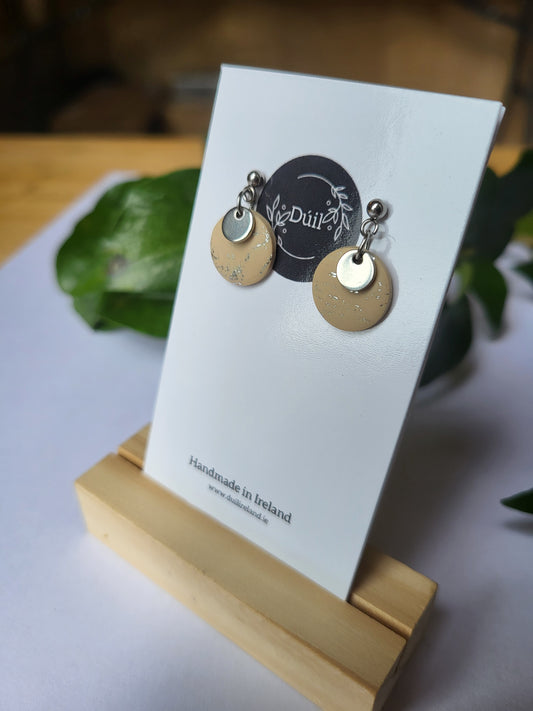 Beige & Silver dainty dangle earrings - Dúil