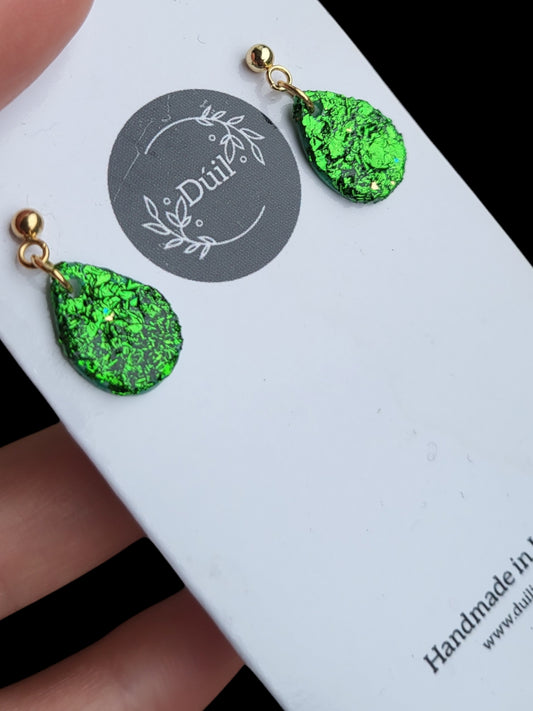 Textured green sparkle dainty dangle earrings - Dúil