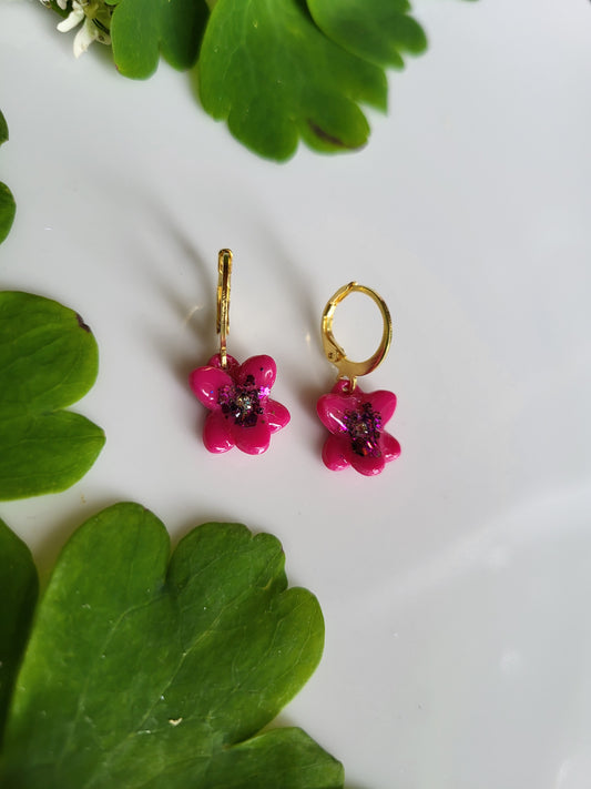 Dainty Shimmer pink flower dangle earrings - Dúil
