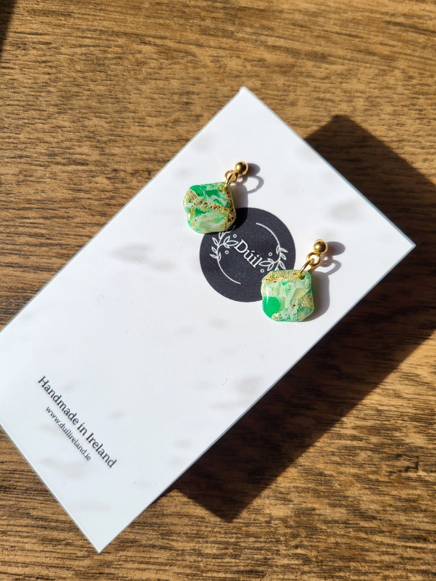 Green & gold dainty dangle earrings - Dúil