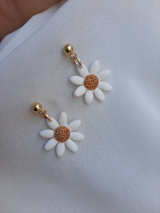 Dainty Daisy Dangle Earrings - Dúil