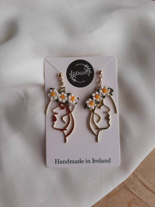Dúil Danú earrings with white daisy flower crown - Dúil
