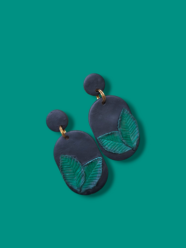 Black statement earrings with green leaf details | Dúil