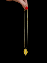 Load image into Gallery viewer, Mustard leaf necklace - Dúil
