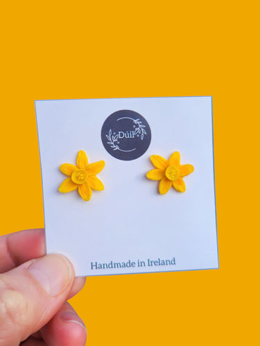 Daffodil stud earrings 
