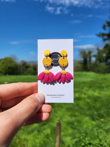 !!REDUCED!! Pink daisy dangle earrings - Dúil