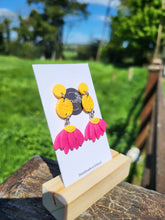 Load image into Gallery viewer, !!REDUCED!! Pink daisy dangle earrings - Dúil

