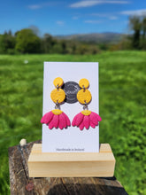 Load image into Gallery viewer, !!REDUCED!! Pink daisy dangle earrings - Dúil
