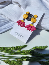 Load image into Gallery viewer, !!REDUCED!! Pink daisy dangle earrings - Dúil
