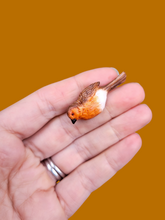Load image into Gallery viewer, Robin brooch | polymer clay brooch | Robin bird brooch | robin jewellery | brooches | Dúil | Irish jewellery | Irish brooch | Irish gifts - Dúil
