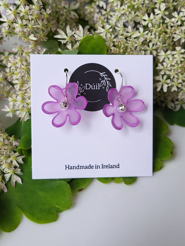 Purple frosted flower hook earrings - Dúil