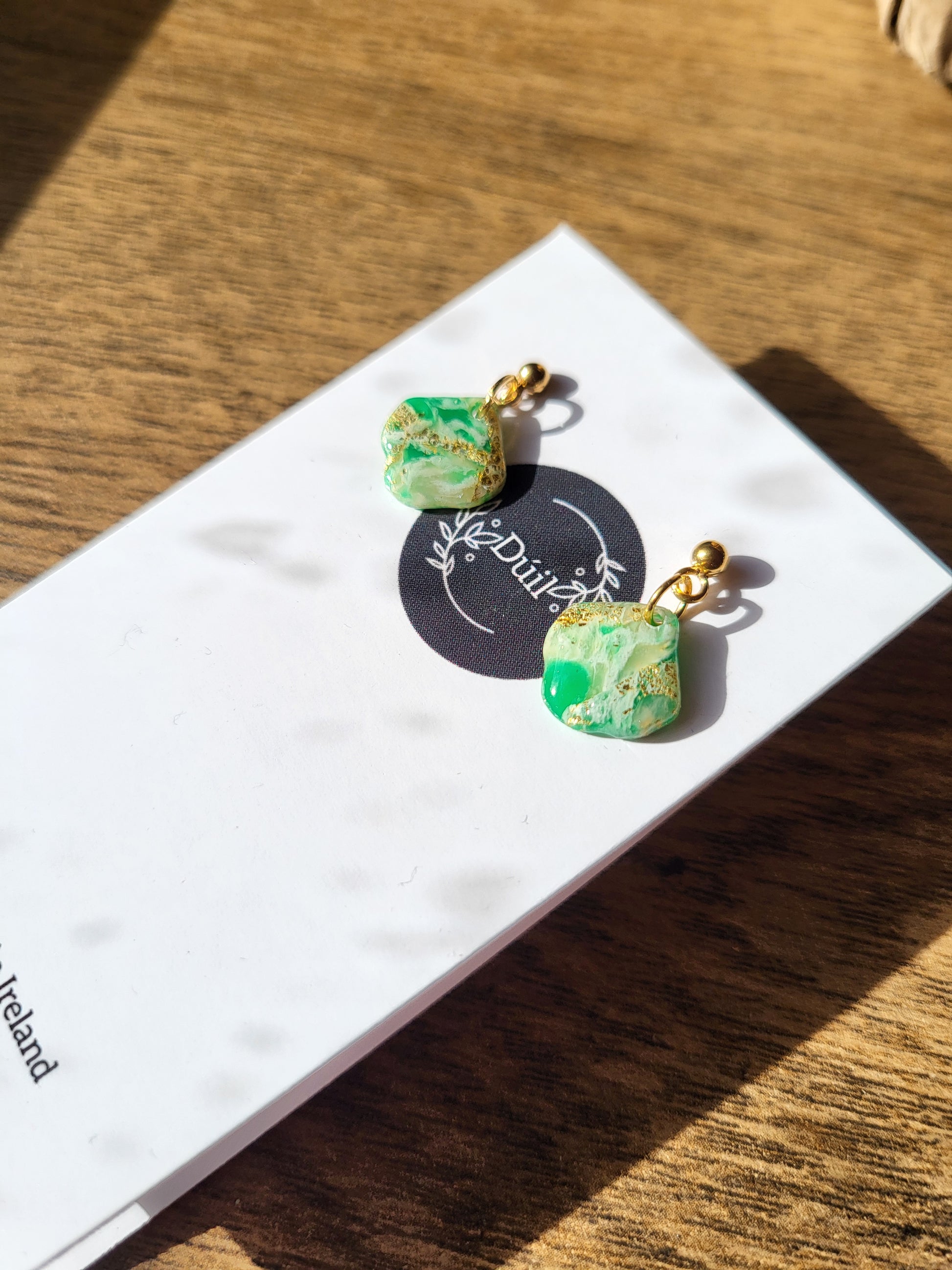 Green & gold dainty dangle earrings - Dúil