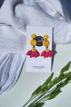 Load image into Gallery viewer, !!REDUCED!! Pink daisy dangle earrings - Dúil
