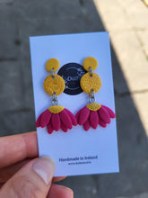 Load image into Gallery viewer, !!REDUCED!! Pink daisy dangle earrings - Dúil
