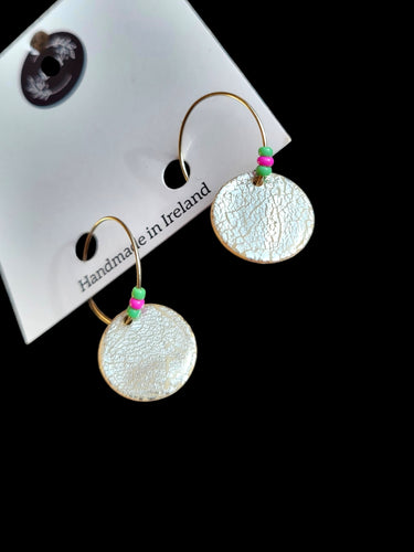 Beige and crackle silver dangle hoop earrings - Dúil