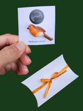 Load image into Gallery viewer, Robin brooch | polymer clay brooch | Robin bird brooch | robin jewellery | brooches | Dúil | Irish jewellery | Irish brooch | Irish gifts - Dúil
