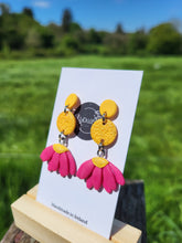 Load image into Gallery viewer, !!REDUCED!! Pink daisy dangle earrings - Dúil
