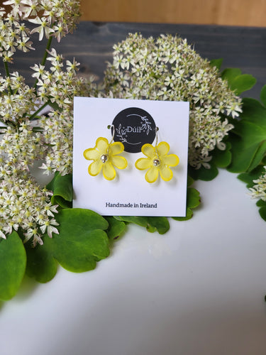 Yellow frosted flower hook dangle earrings - Dúil