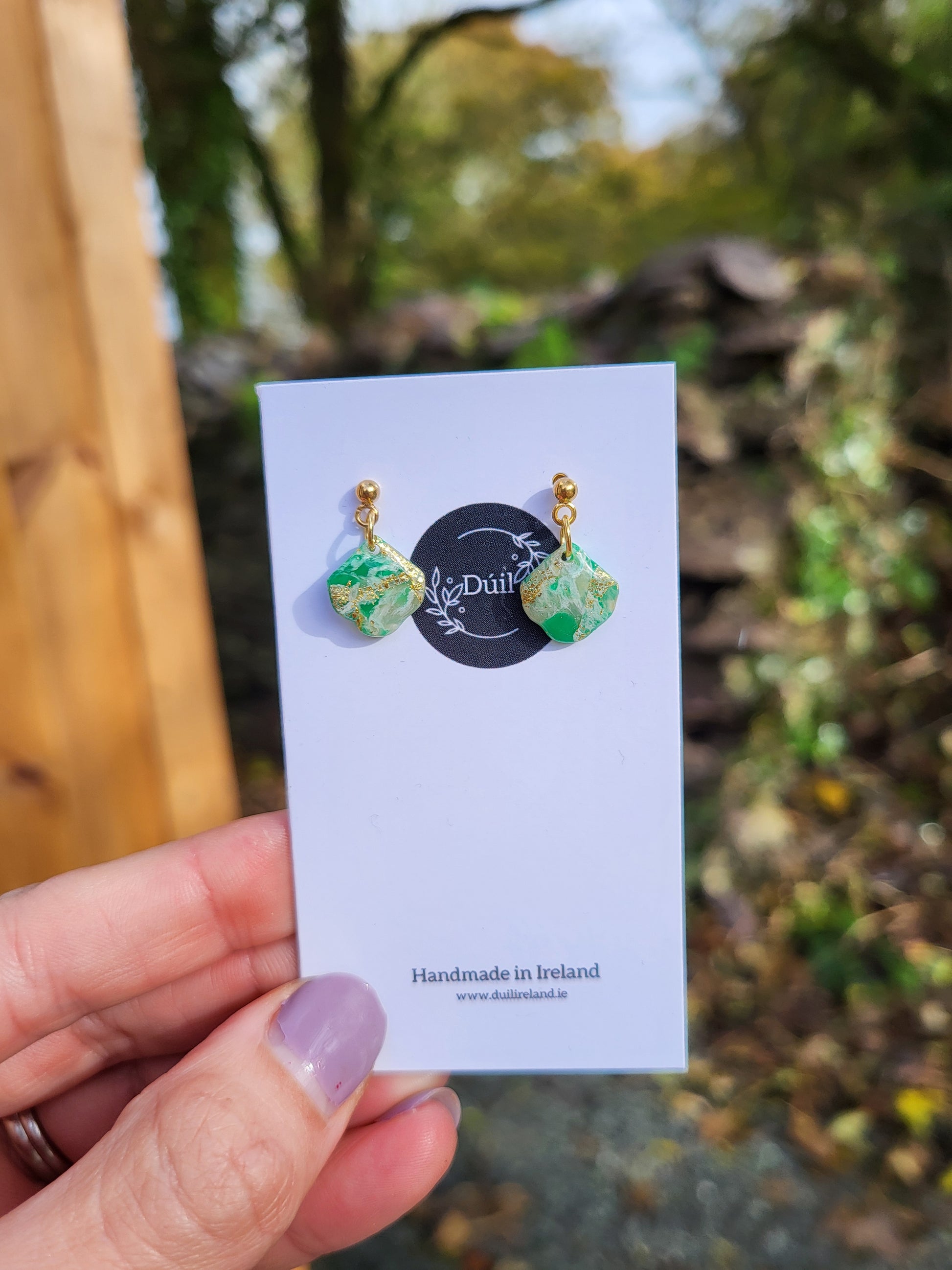 Green & gold dainty dangle earrings - Dúil
