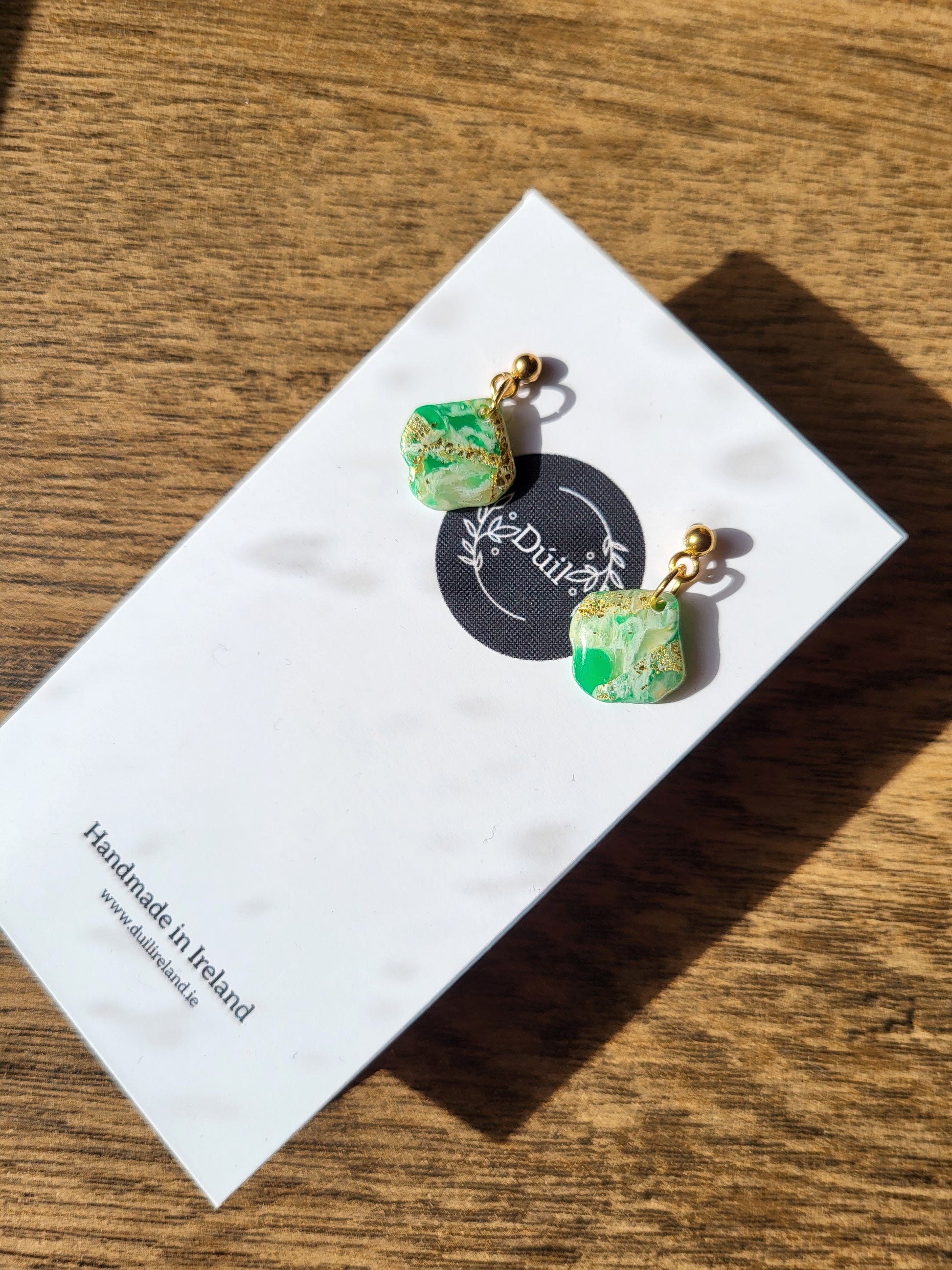 Green & gold dainty dangle earrings - Dúil