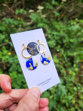 Load image into Gallery viewer, Nicole Blue &amp; white dangling earrings - Dúil

