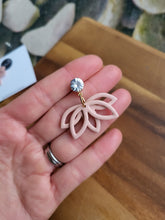 Load image into Gallery viewer, Dusty Pink Alise dangling earrings - Dúil
