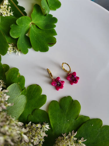 Dainty Shimmer pink flower dangle earrings - Dúil