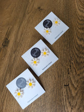 Load image into Gallery viewer, Daisy stud earrings - Dúil
