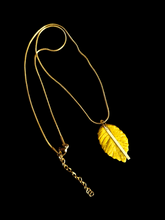 Load image into Gallery viewer, Mustard leaf necklace - Dúil
