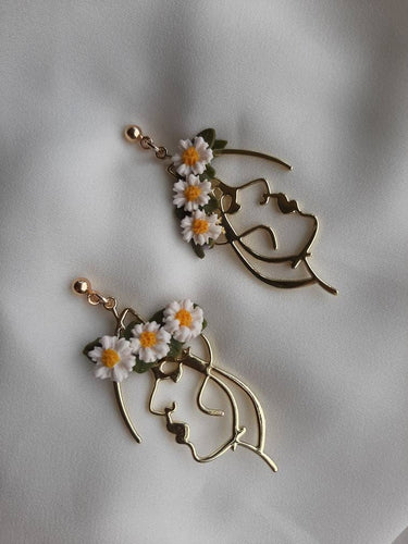 Dúil Danú earrings with white daisy flower crown - Dúil