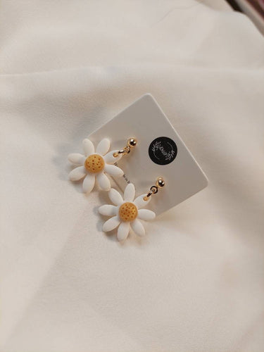 Dainty Daisy Dangle Earrings - Dúil